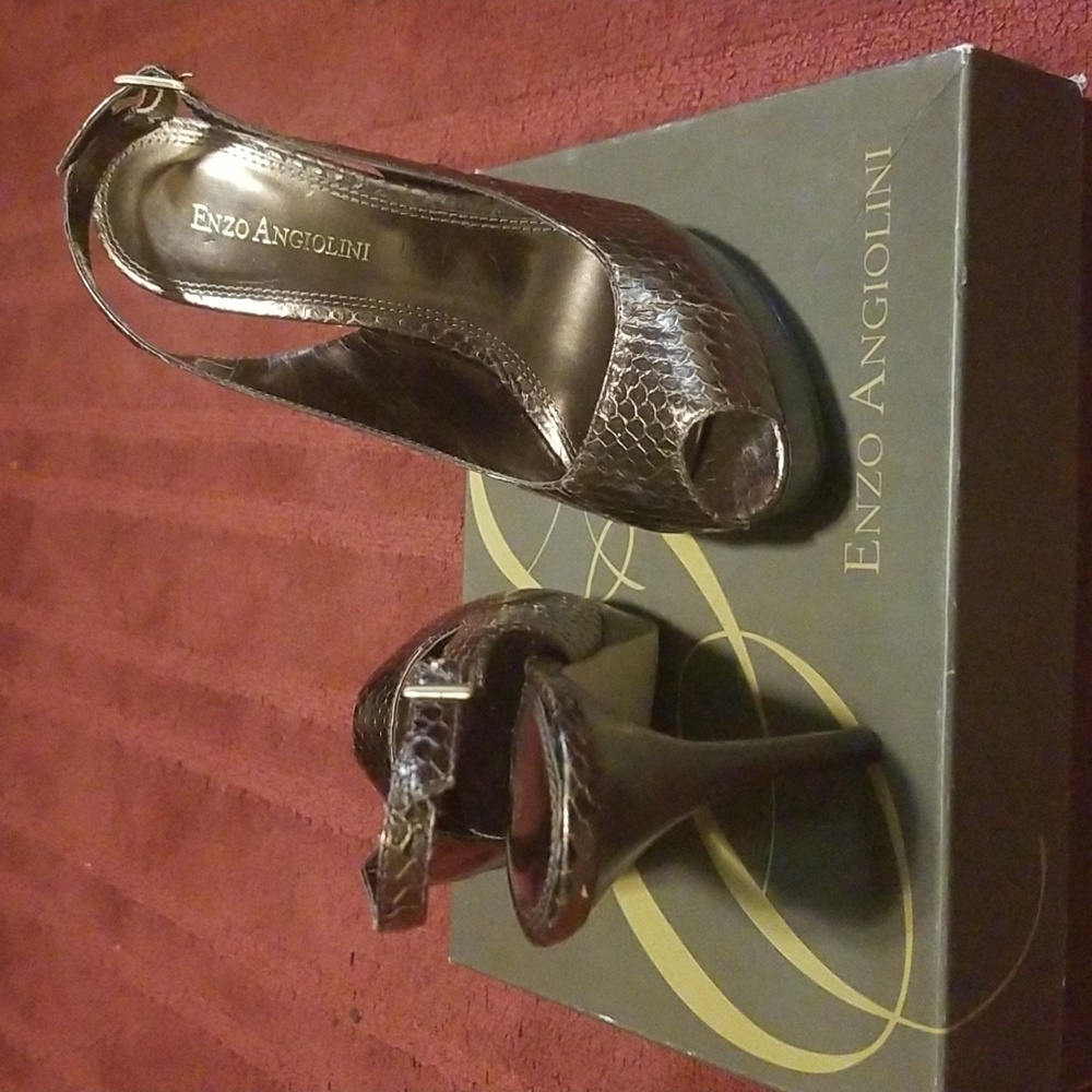 Enzo Angiolini Women's Bronze Peep-Toe Heels